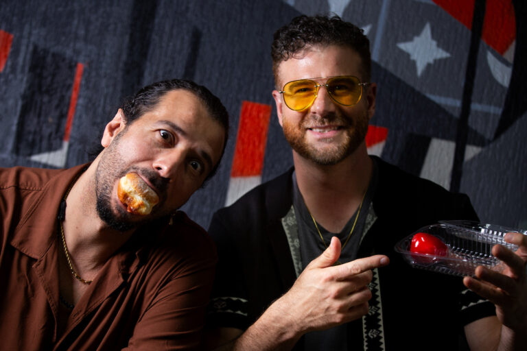 morango-do-amor?-banda-magic!-testa-doce-famoso-e-reage