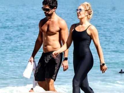 duda-nagle-e-namorada-curtem-manha-de-caminhada-na-orla-de-sao-conrado