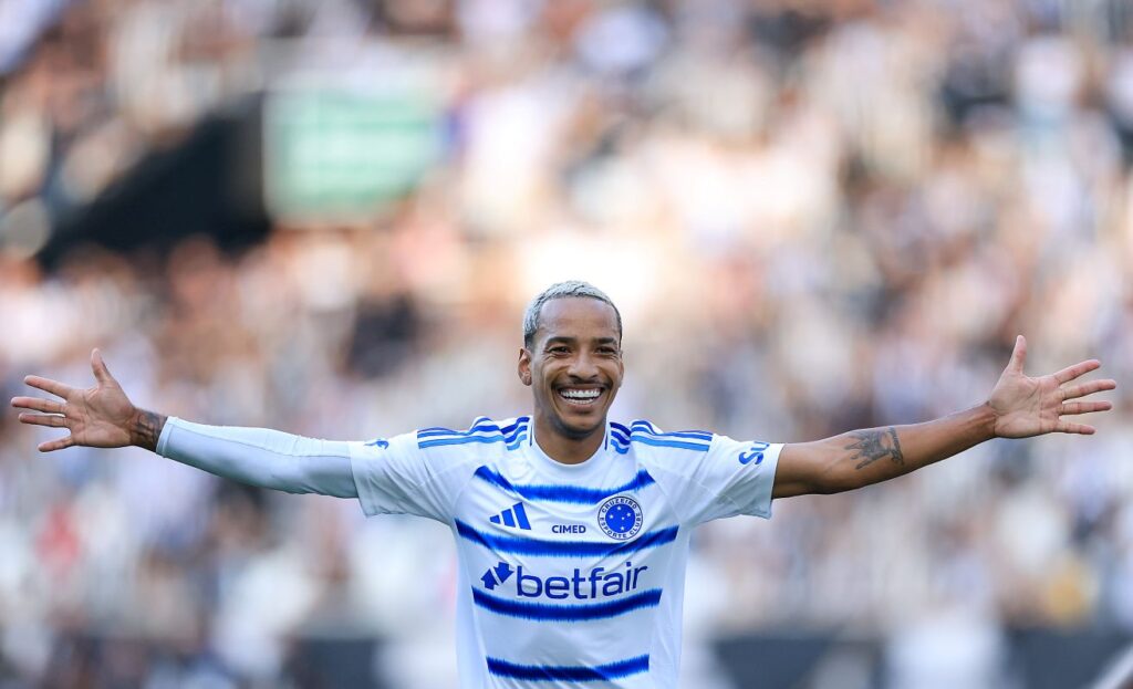 cassio-brilha,-cruzeiro-vence-botafogo-e-retoma-lideranca