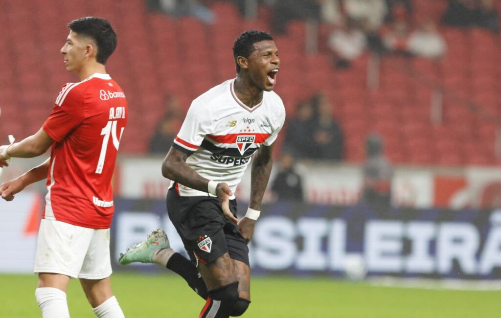 com-dois-gols-de-escanteio,-sao-paulo-vence-inter-e-vai-para-8o-lugar