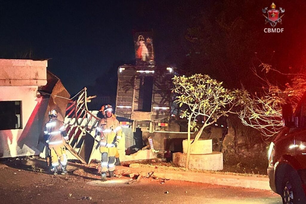 caminhao-desgovernado-corta-a-epia-e-derruba-muro-de-condominio