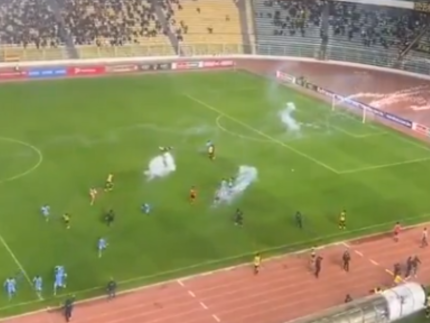 jogador-e-ferido-por-fogos-lancados-pela-propria-torcida-em-jogo-na-bolivia