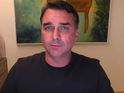 flavio-bolsonaro-se-manifesta-sobre-a-prisao-do-pai-e-diz-que-moraes-quer-se-“vingar”-do-ex-presidente