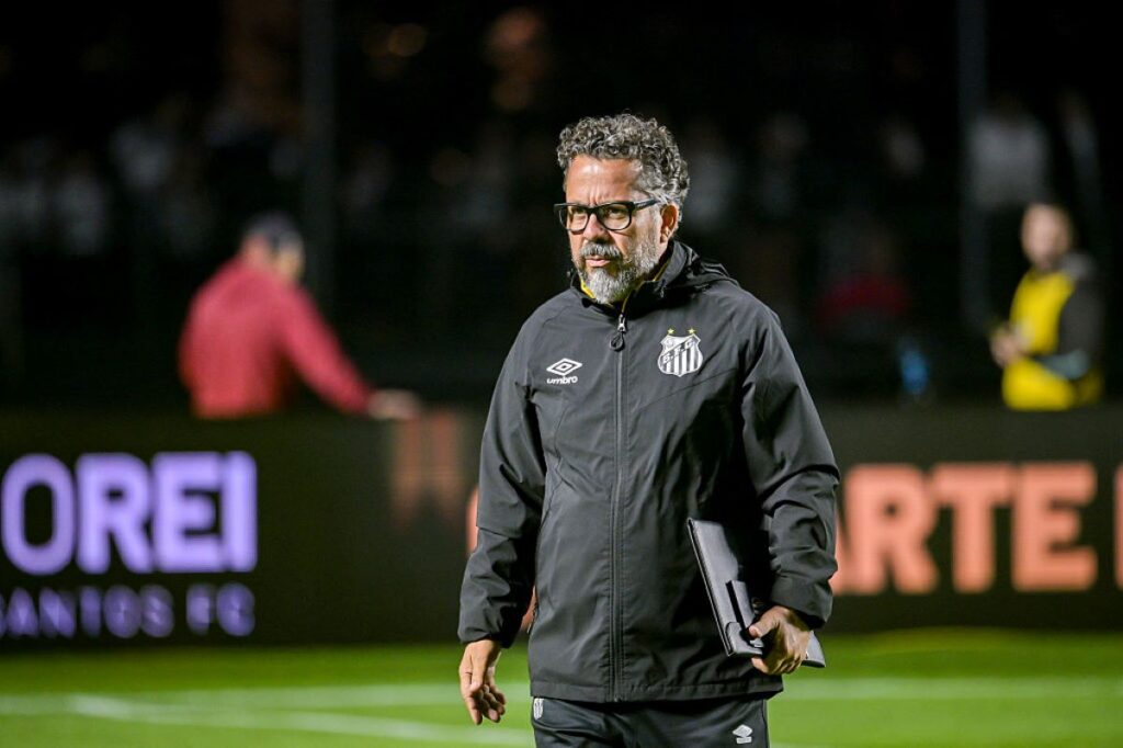 cleber-xavier-fala-sobre-vaias-no-santos:-“eu-tenho-e-que-trabalhar”