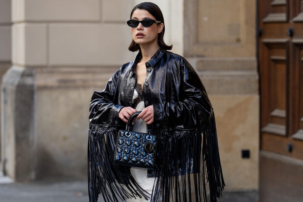 franjas-resgatam-glamour-dos-anos-1970-em-diferentes-pecas-do-look