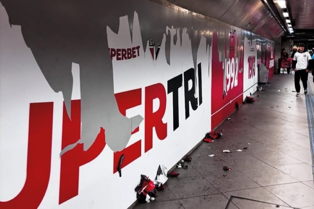 santistas-vandalizam-imagens-do-spfc-no-metro-apos-jogo-no-morumbis