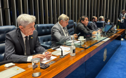 senadores-bolsonaristas-ocupam-mesa-diretora-do-senado-em-protesto-a-prisao-do-ex-presidente
