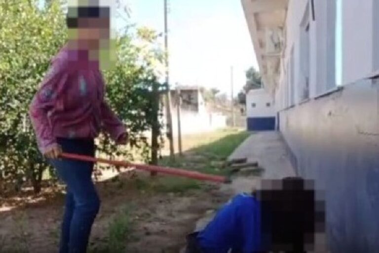 estudantes-usam-cabo-de-vassoura-para-agredir-colega-de-aula.-video