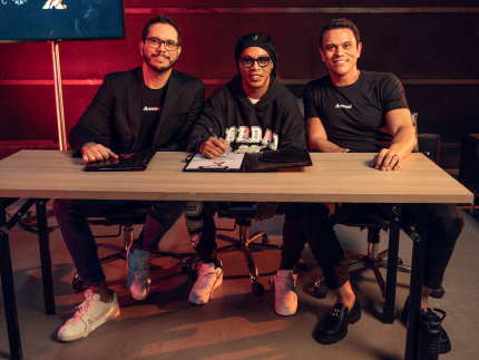 ronaldinho-troca-bola-por-cargo-de-embaixador-em-empresa-de-tecnologia!-conheca-a-amvox