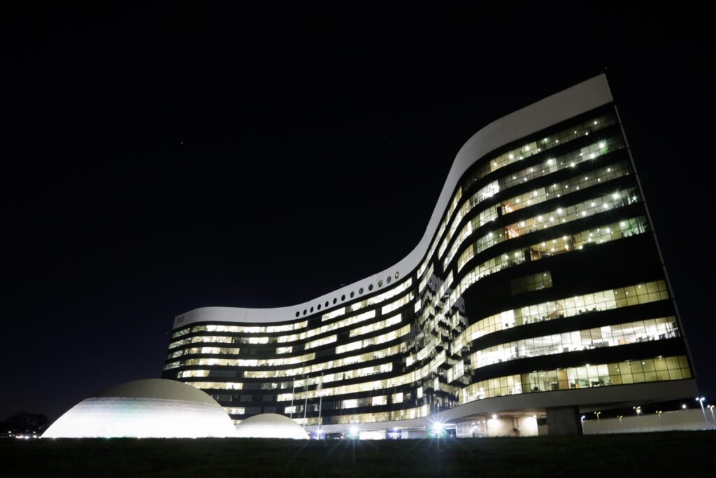 com-a-presenca-de-moraes,-tse-empossa-novos-ministros