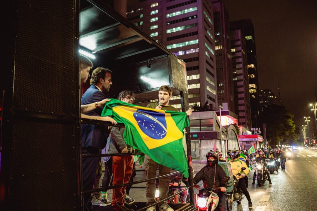 Apoiadores fazem motociata por SP contra prisão de Bolsonaro