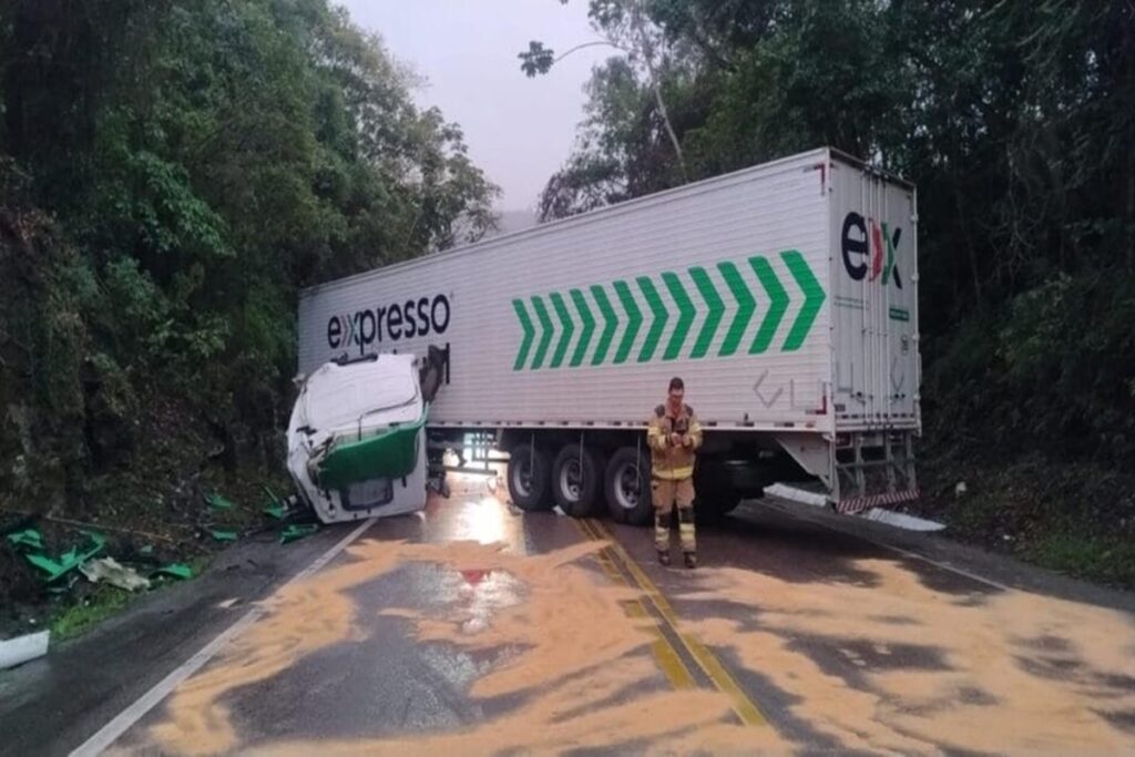 sequencia-de-acidentes-com-caminhao-causa-bloqueio-de-2-trechos-em-sc