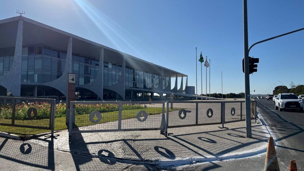 planalto-recoloca-grades-apos-prisao-domiciliar-de-bolsonaro