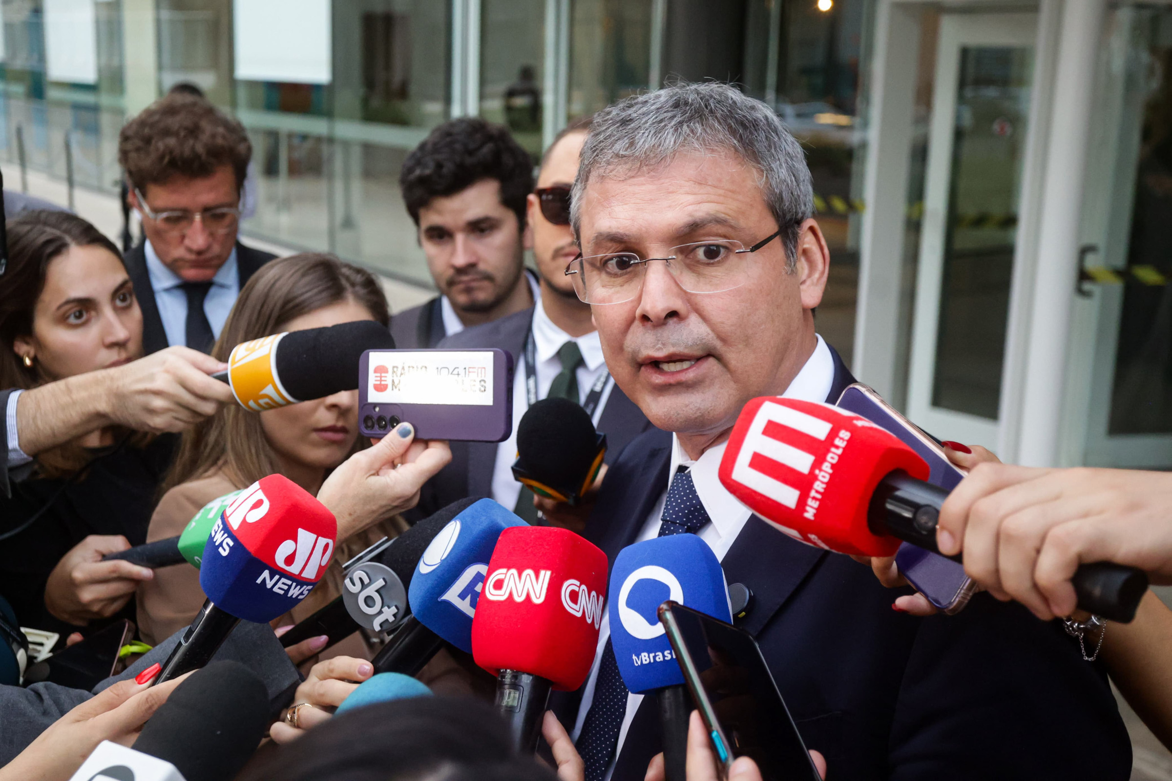 PT critica nova estratégia de Zambelli para tentar se livrar da prisão