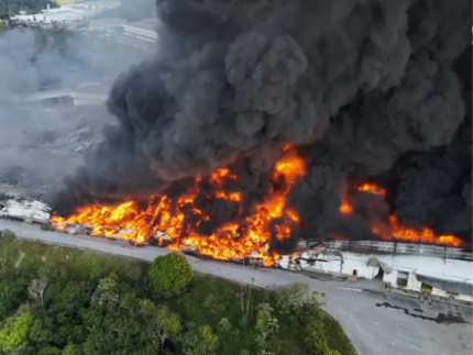 incendio-atinge-fabrica-em-manaus;-bombeiros-trabalham-ha-18-horas para-conter-chamas