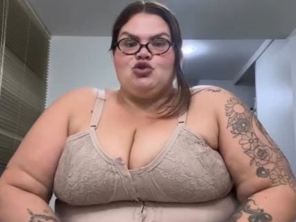 apos-perder-50-kg,-thais-carla-exibe-barriga-sem-cinta-modeladora