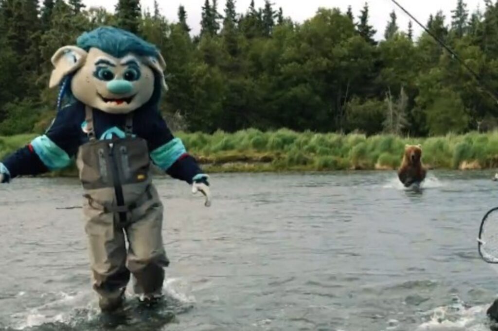 video:-mascote-de-time-de-hoquei-e-perseguido-por-urso-no-alasca