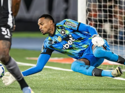 torcida-do-west-ham-ironiza-chegada-de-goleiro-brasileiro:-“contratacao-sem-sentido”