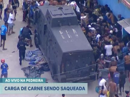 carga-de-carne-e-saqueada-no-rj-diante-de-blindado-da-policia-e-imagens-chocam