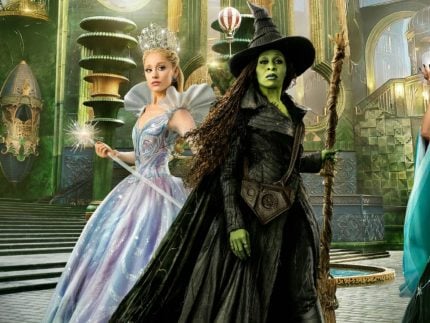 wicked-2:-ariana-grande-e-cynthia-erivo-brilham-em-novas-imagens-do-filme