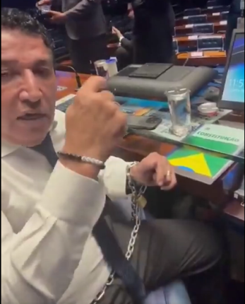 em-protesto,-magno-malta-se-acorrenta-a-mesa-diretora-do-senado:-“so-sairei-com-solucao-concreta”