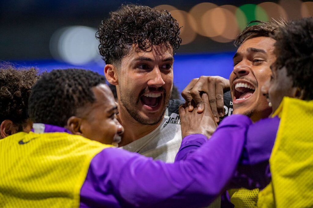 com-um-a-mais,-corinthians-vence-palmeiras-e-avanca-na-copa-do-brasil