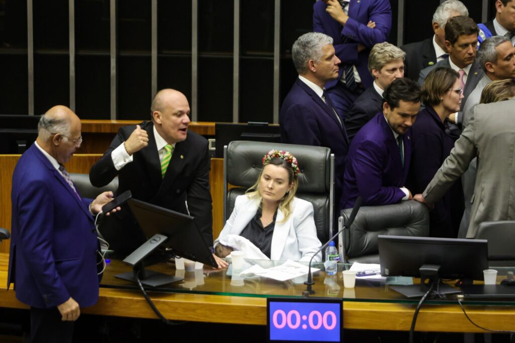 deputada-que-levou-bebe-a-camara-reage-apos-pt-buscar-conselho-tutelar