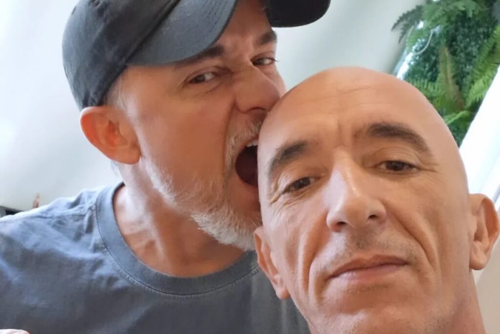 irmaos-cravinhos-posam-juntos,-citam-“vencer-demonios”-e-web-reage