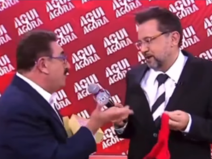 geraldo-luis-ganha-calcinha-de-ratinho-durante-programa-ao-vivo.-veja!