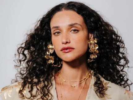 debora-nascimento-vira-alvo-de-polemica-ao-rejeitar-fotos-com-fas:-“ja-te-dei-abraco”