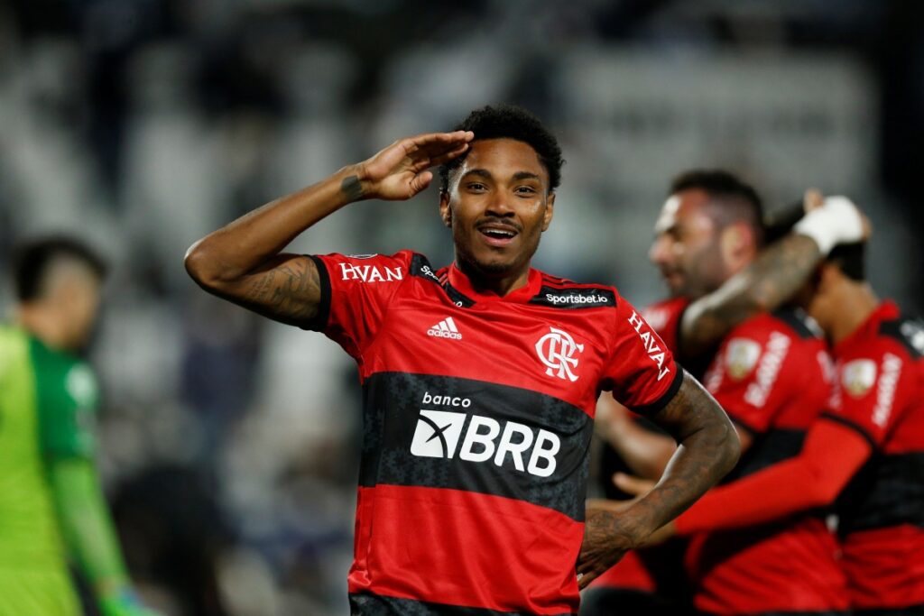 corinthians-anuncia-a-contratacao-de-vitinho,-ex-flamengo