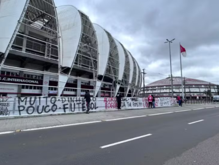 torcida-do-inter-protesta-no-beira-rio-e-pressiona-por-mudancas-apos-eliminacao