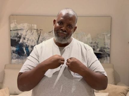 “deixa-de-estar-entre-a-gente-para-estar-na-gente”,-diz-pericles-em-adeus-a-arlindo-cruz