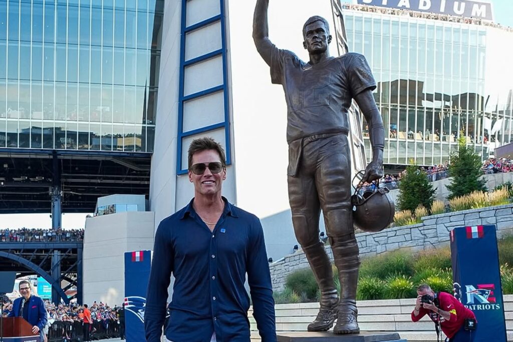 new-england-patriots-inaugura-estatua-de-tom-brady,-lenda-do-clube