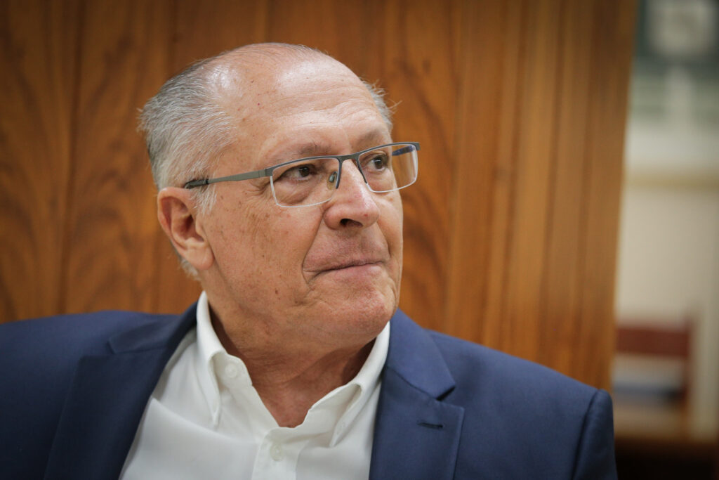 “a-prioridade-nao-e-retaliar,-e-resolver”,-diz-alckmin-sobre-tarifaco