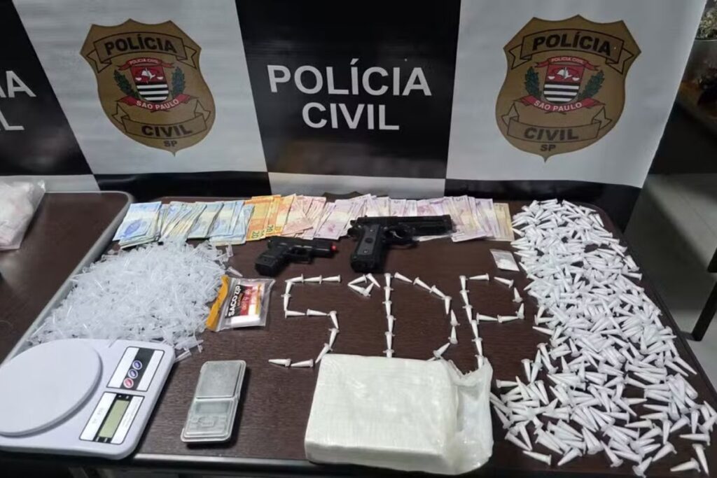 dono-de-lanchonete-e-preso-apos-policia-achar-drogas-atras-de-espelho