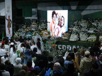 familiares,-amigos-e-fas-se-despedem-de-arlindo-cruz-em-velorio-no-rio