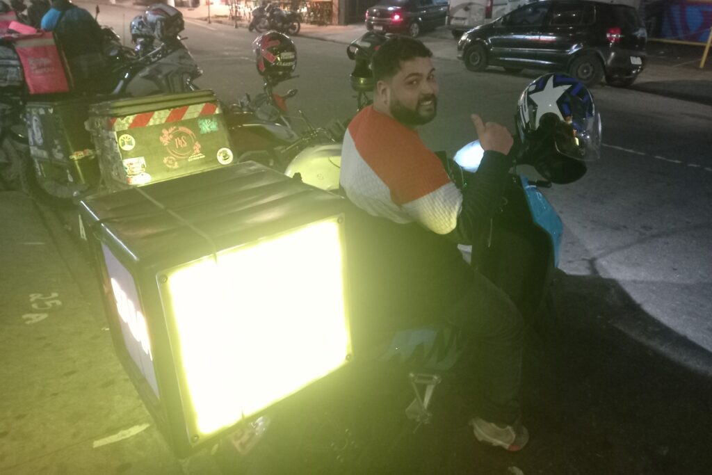 motoboys-de-sp-viram-“outdoor-ambulante”-com-painel-de-led-no-bau