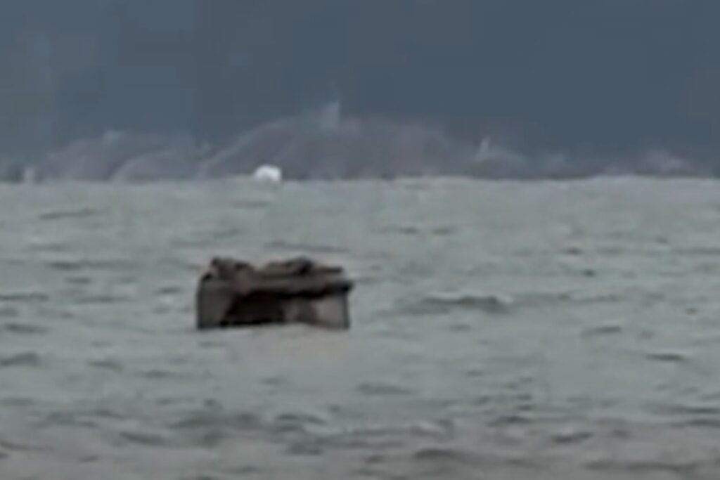 objeto-nao-identificado-e-visto-no-mar-de-santos-durante-ressaca.-veja