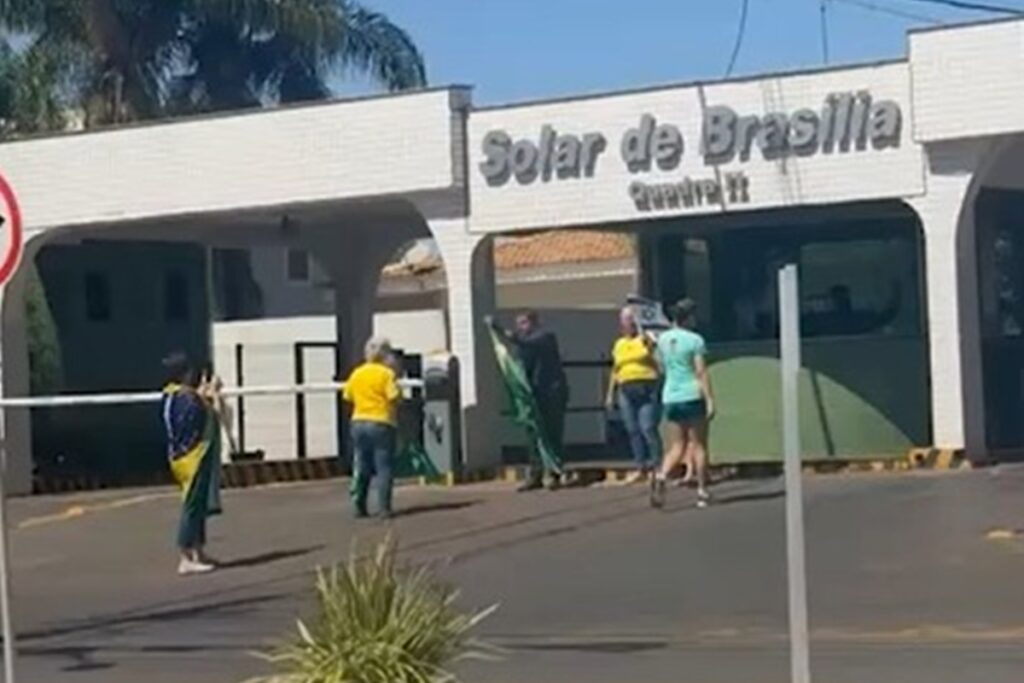 grupo-se-reune-na-frente-de-condominio-de-bolsonaro-para-pedir-anistia