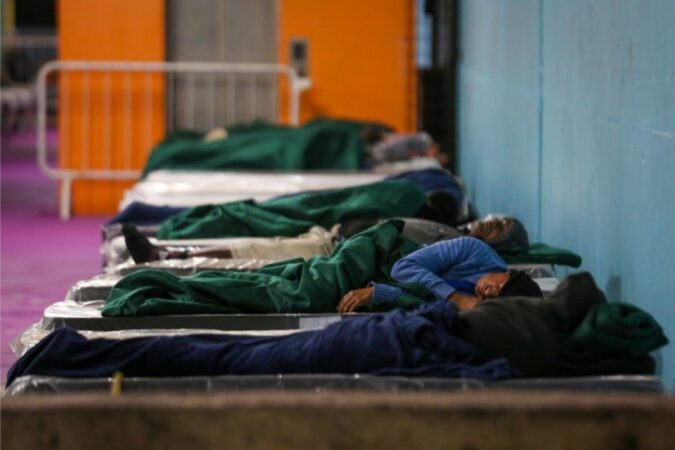 com-temperatura-a-9oc,-metro-acolhe-102-moradores-de-rua-em-sp