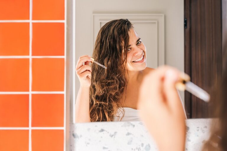 oleos-no-cabelo:-veja-como-aplicar-e-remover-os-produtos-dos-fios