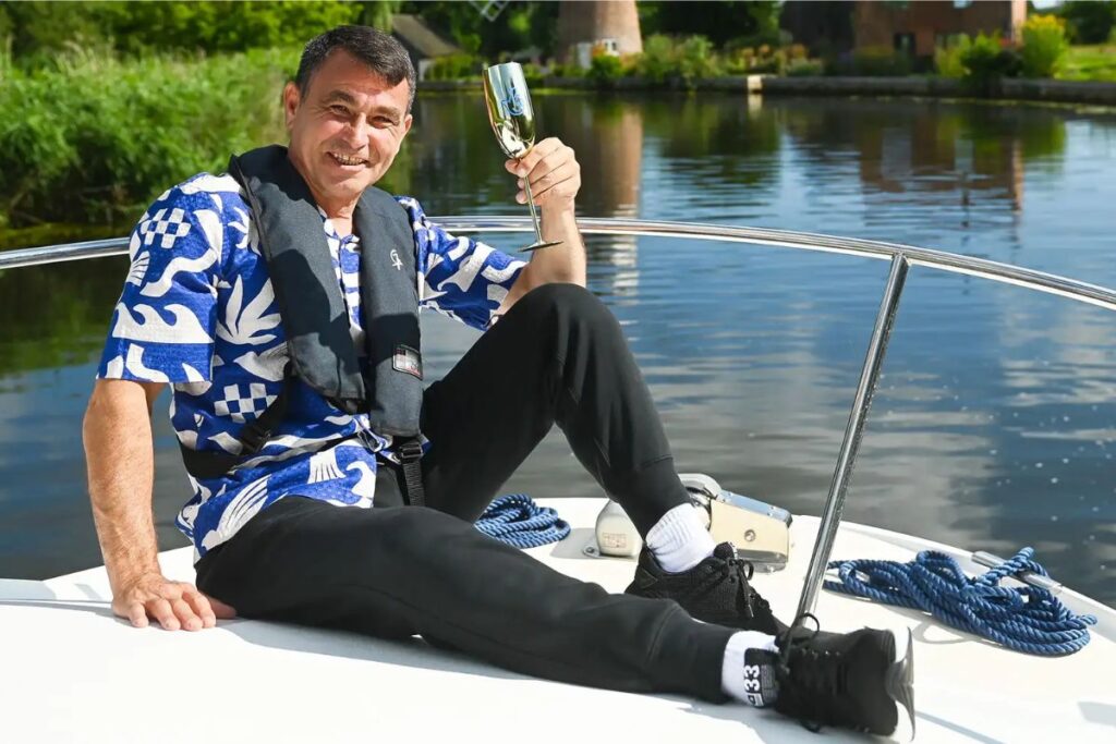 sortudo:-pai-solteiro-vence-cancer,-ganha-na-loteria-e-fica-milionario