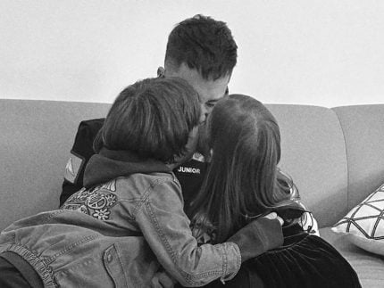 esposa-parabeniza-junior-lima-no-dia-dos-pais-com-clique-raro-com-os-filhos