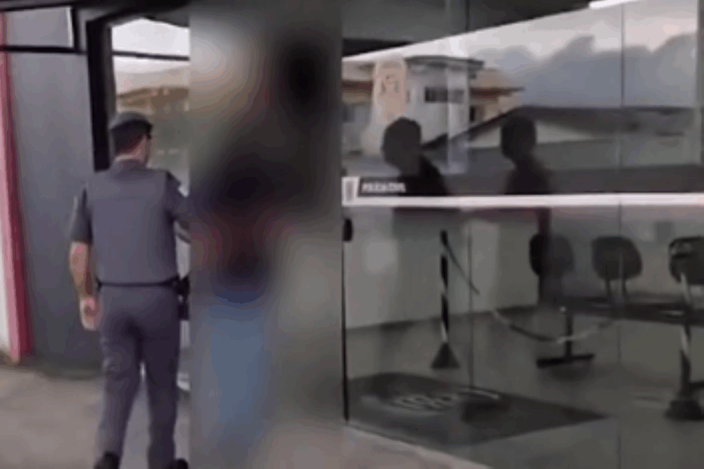 homem-e-preso-por-roubar-celular-enquanto-vendia-saco-de-lixo.-video