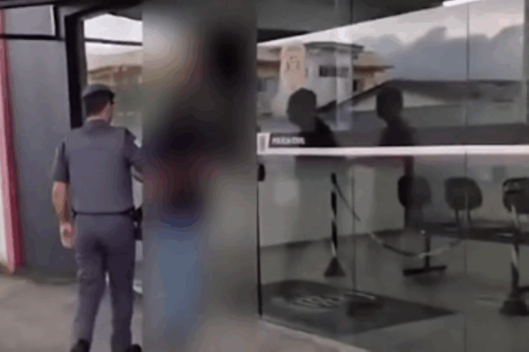 homem-e-preso-por-roubar-celular-enquanto-vendia-saco-de-lixo.-video
