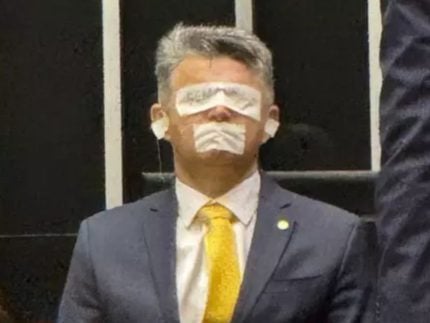 adesivo-na-boca-e-correntes-nas-maos:-especialista-explica-comportamento-de-parlamentares