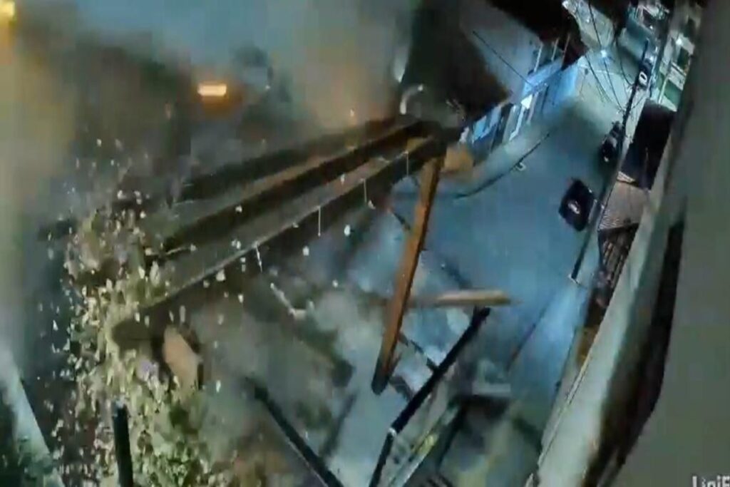 caminhao-desce-morro-desgovernado-e-causa-estragos.-veja-video