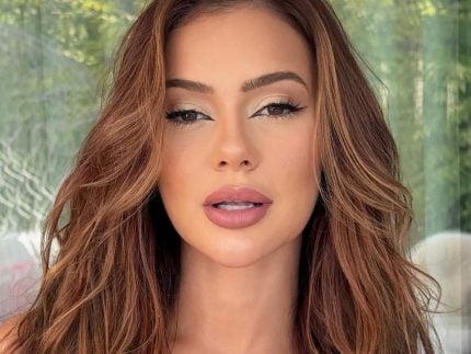 mirela-janis-acusa-mulher-de-seu-convivio-de-traicao-e-“roubo-milionario”:-“considerava-mae”