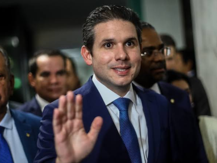 hugo-motta-sobre-eduardo-bolsonaro:-“ninguem-pode-concordar”